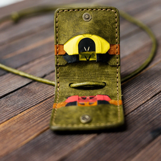 Leather Turkey/Elk Diaphragm Call Wallet Green with calls